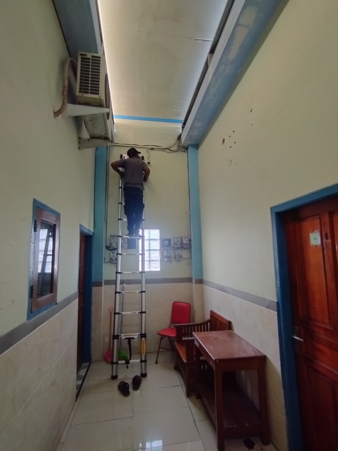Dokumentasi pekerjaan instalasi di area indoor