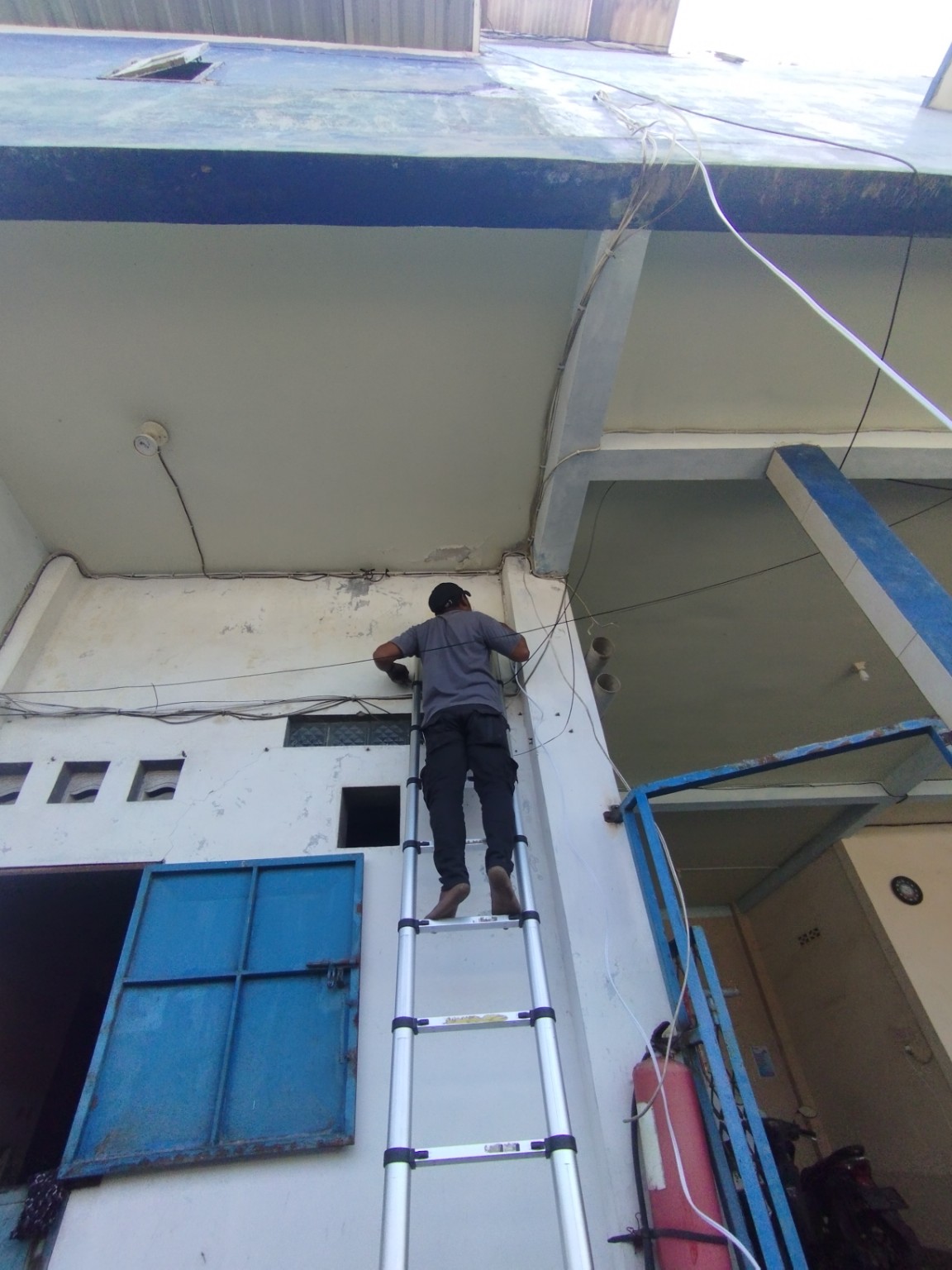 Dokumentasi pekerjaan instalasi di area luar bangunan