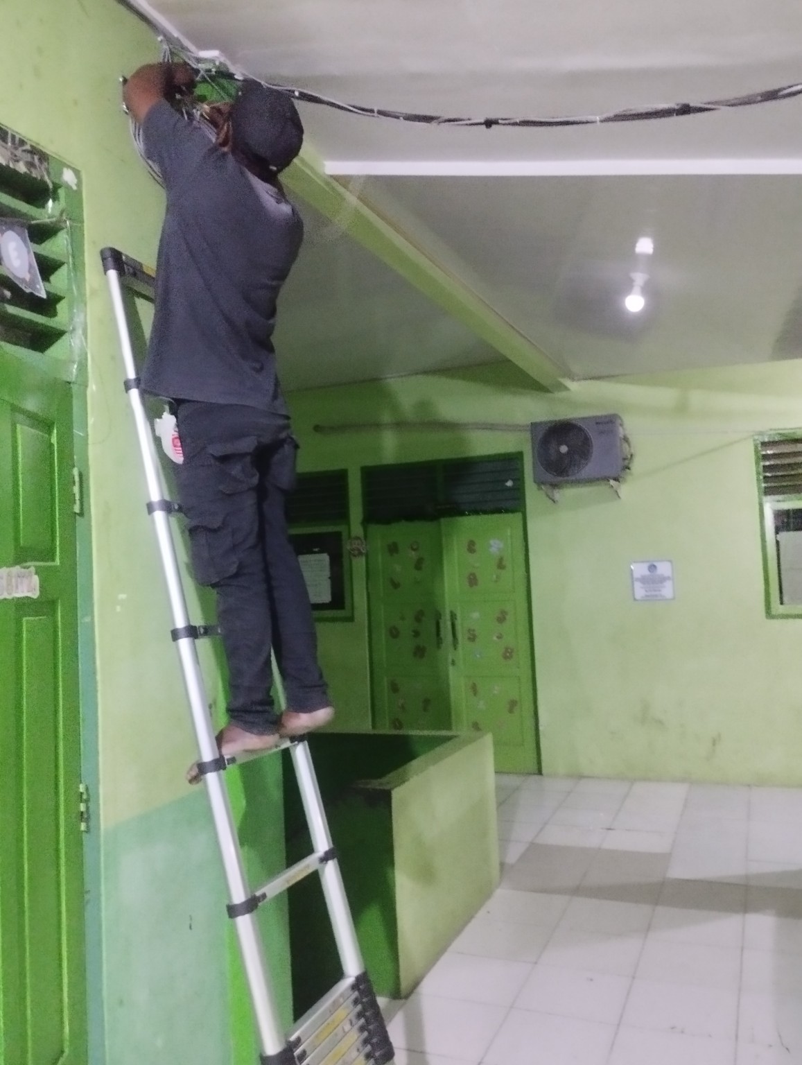 Dokumentasi teknisi melakukan pekerjaan instalasi