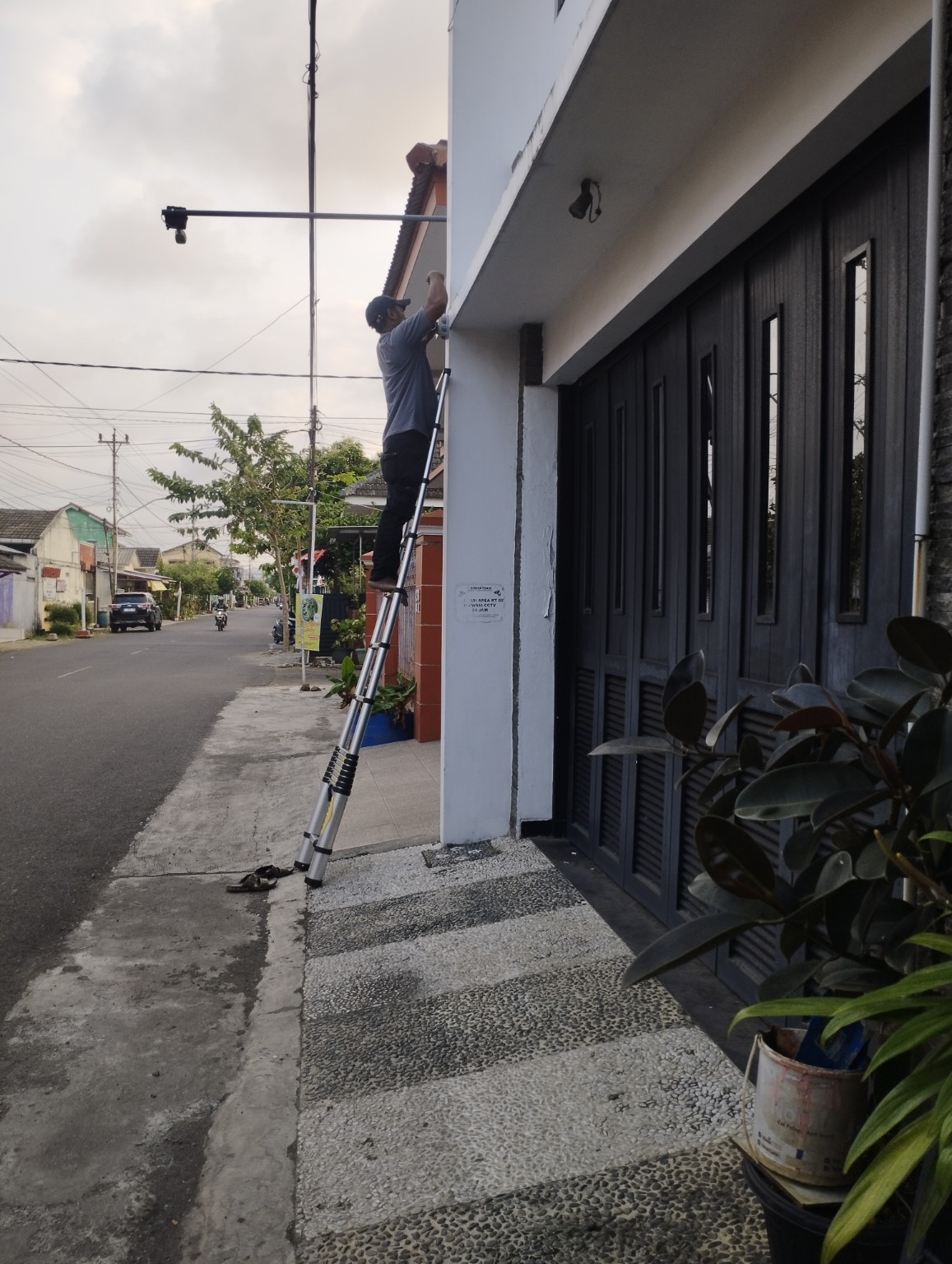 Dokumentasi instalasi pada area depan bangunan